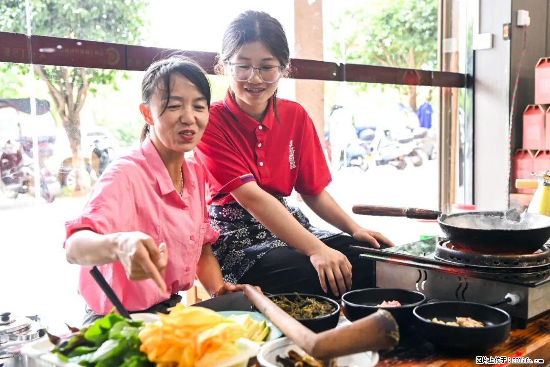 全网追的“扁担女孩”，找了一份暑假工，时薪12元 - 延安生活资讯 - 延安28生活网 yanan.28life.com