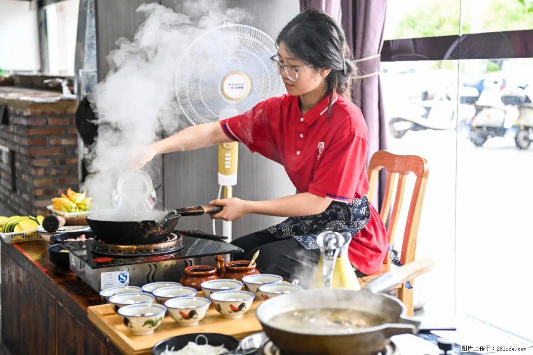 全网追的“扁担女孩”，找了一份暑假工，时薪12元 - 延安生活资讯 - 延安28生活网 yanan.28life.com
